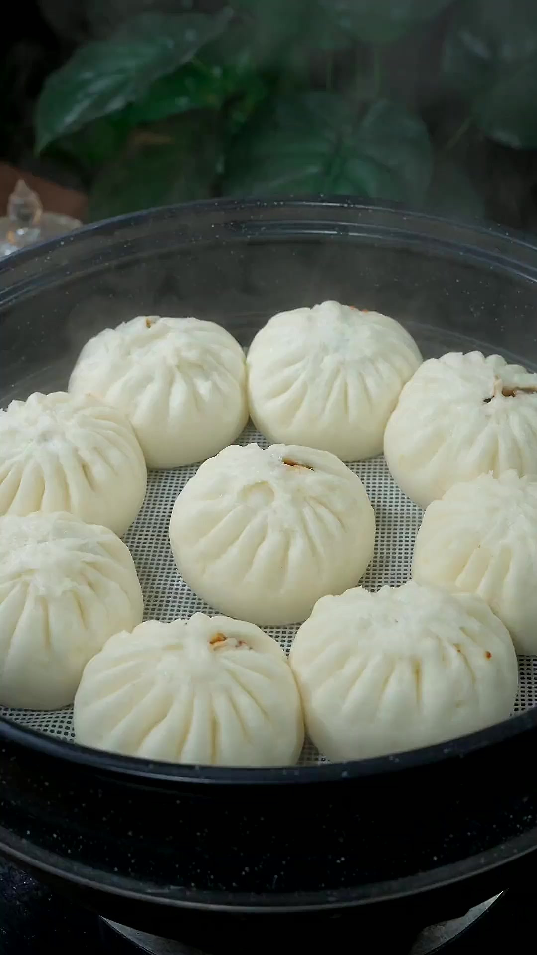 这样做的豆沙包子个个蓬松暄软，不塌陷，不回缩。早餐用尚川酵母