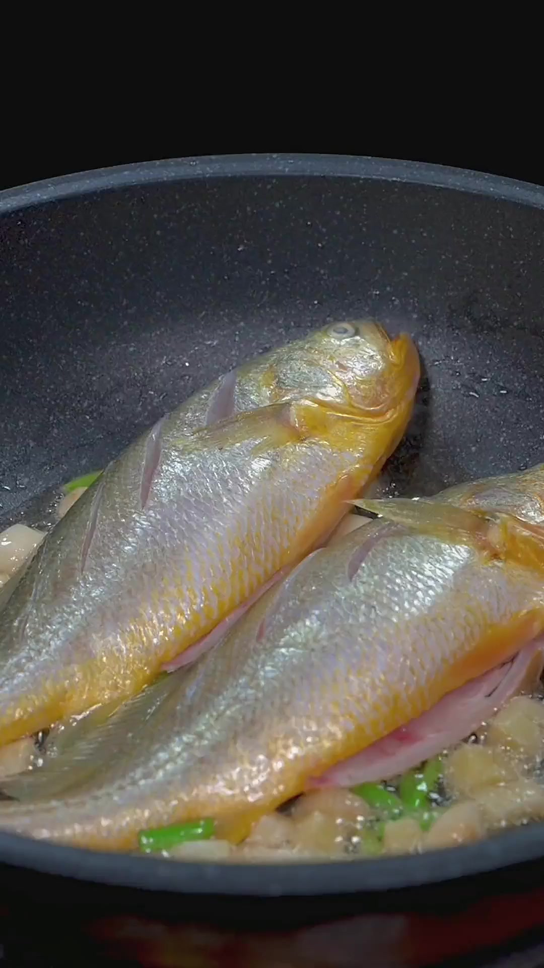 原来海边人是这样做大黄花鱼的,肉质鲜香滑嫩,鱼肉还是蒜瓣状的
