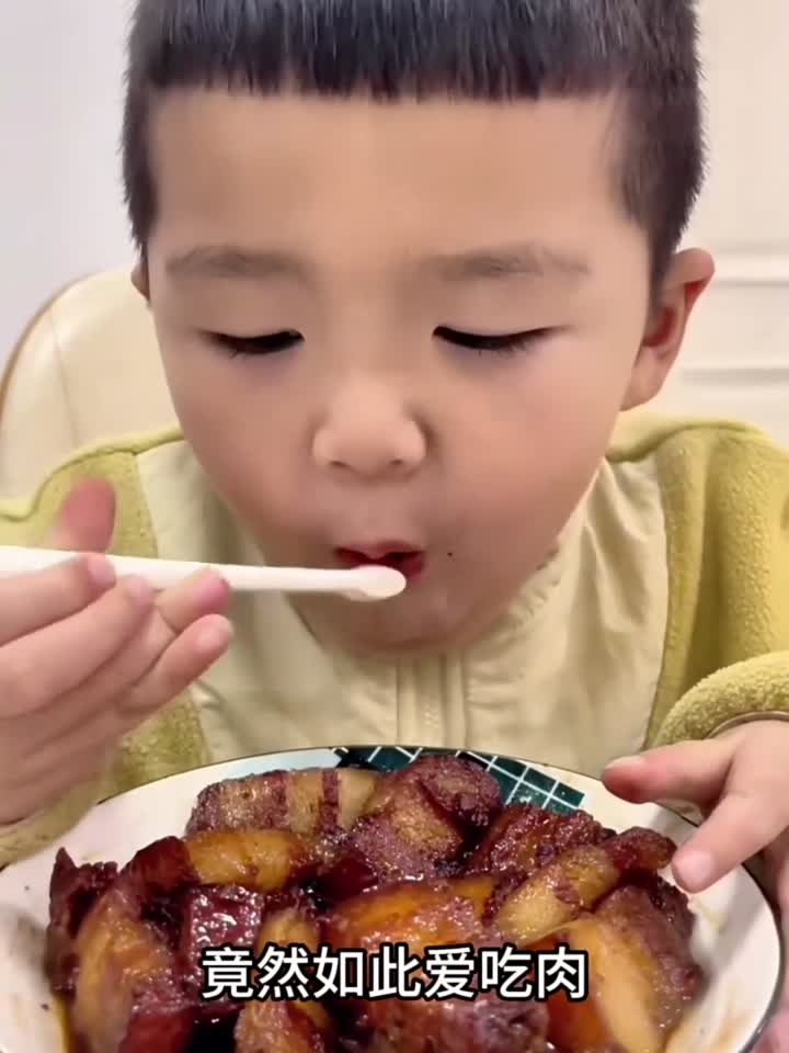 大口吃肉的样子 真是太可爱了 (1)