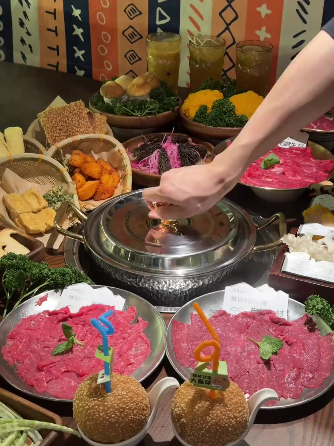 在岳阳!吃到的酸汤菌菇火锅……真的好好吃