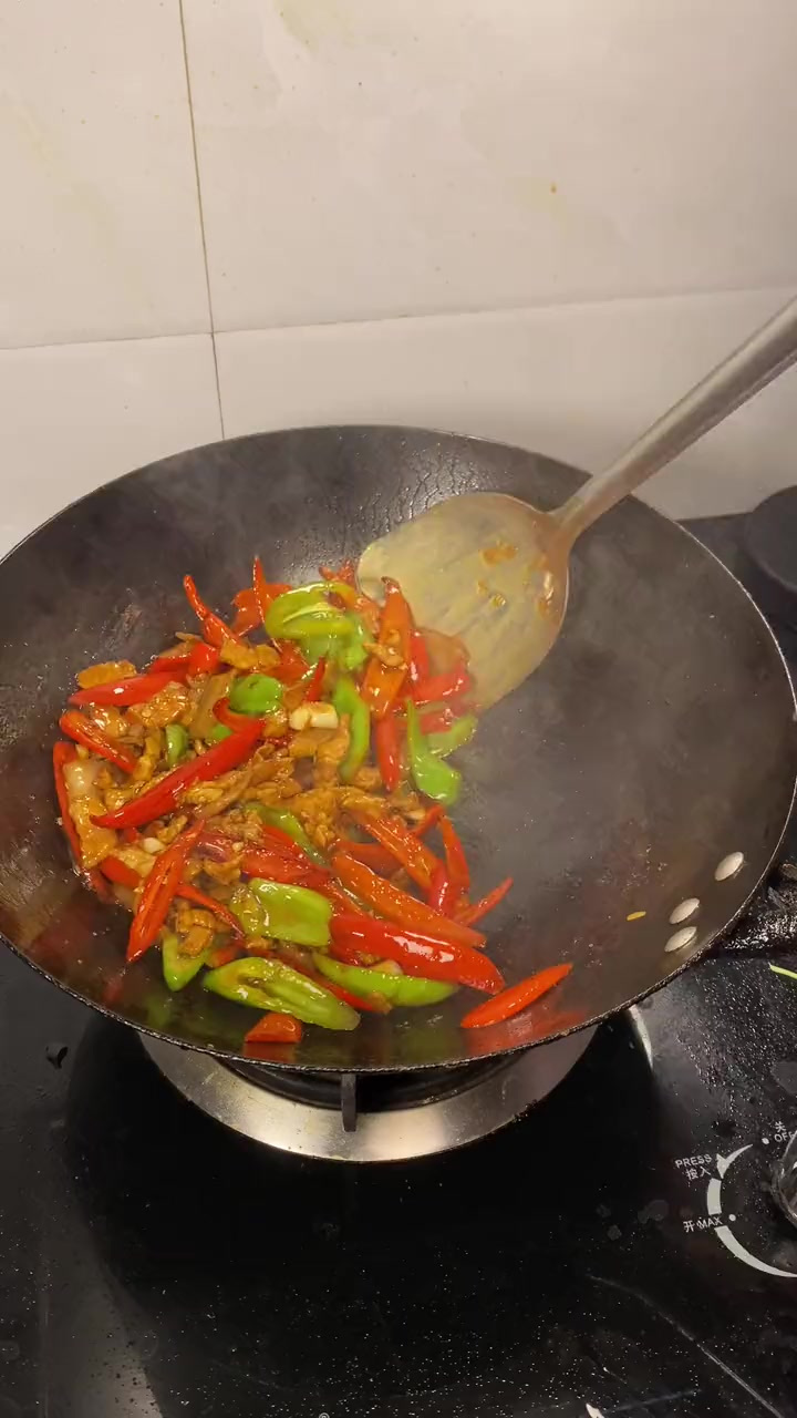 这个辣椒炒肉是我们江西人饭桌的下饭菜，我能吃两碗饭