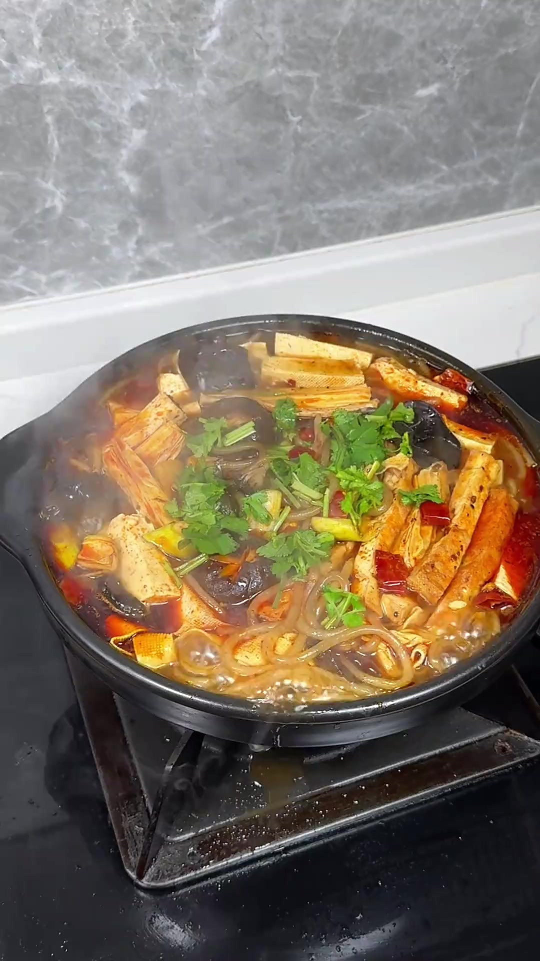 冬天的餐桌上怎么能少了这道砂锅炖菜呢，吃完全身都暖暖的