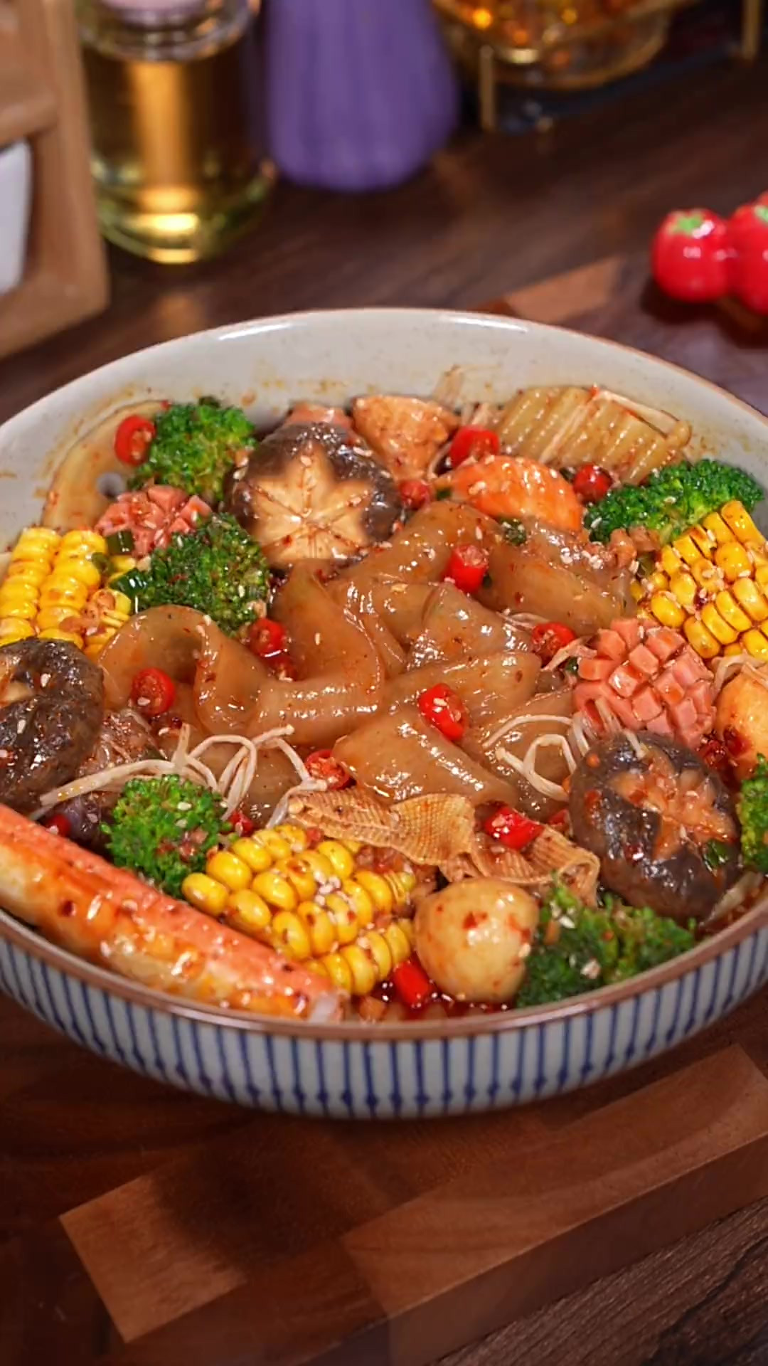 天气热总没有食欲，那就给自己做一碗麻辣拌吧，麻辣鲜香 真的很