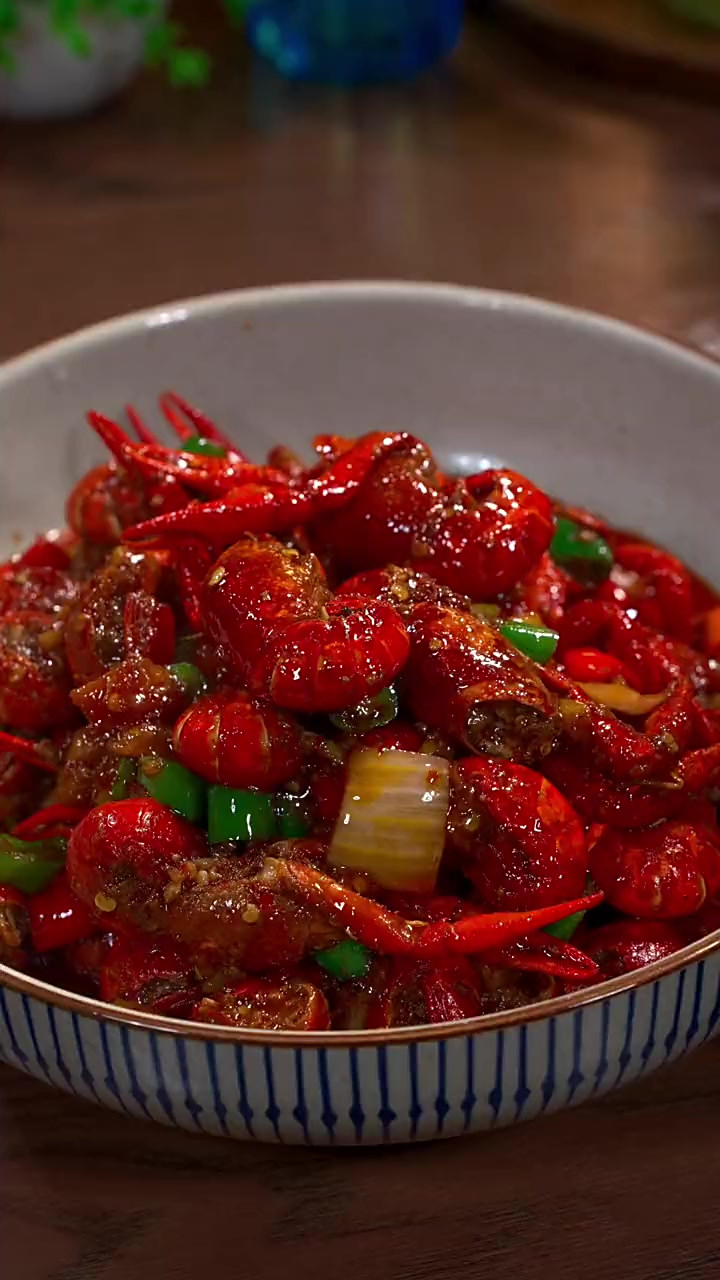 每次想吃小龙虾，我都是自己在家做，做法简单，干净卫生又好吃