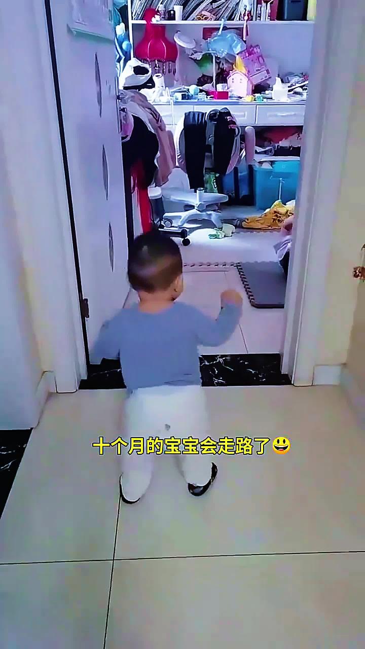 十个月的宝宝会走路了(1)