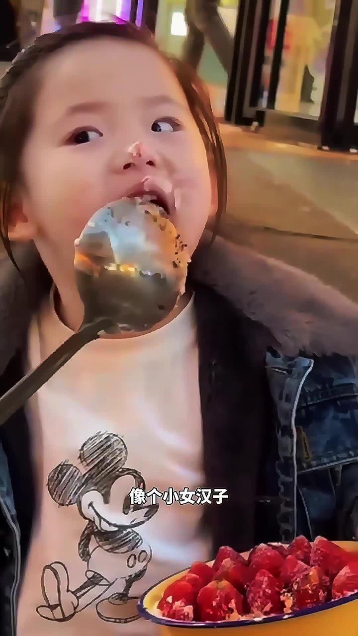 小女孩霸气吃草莓蛋糕