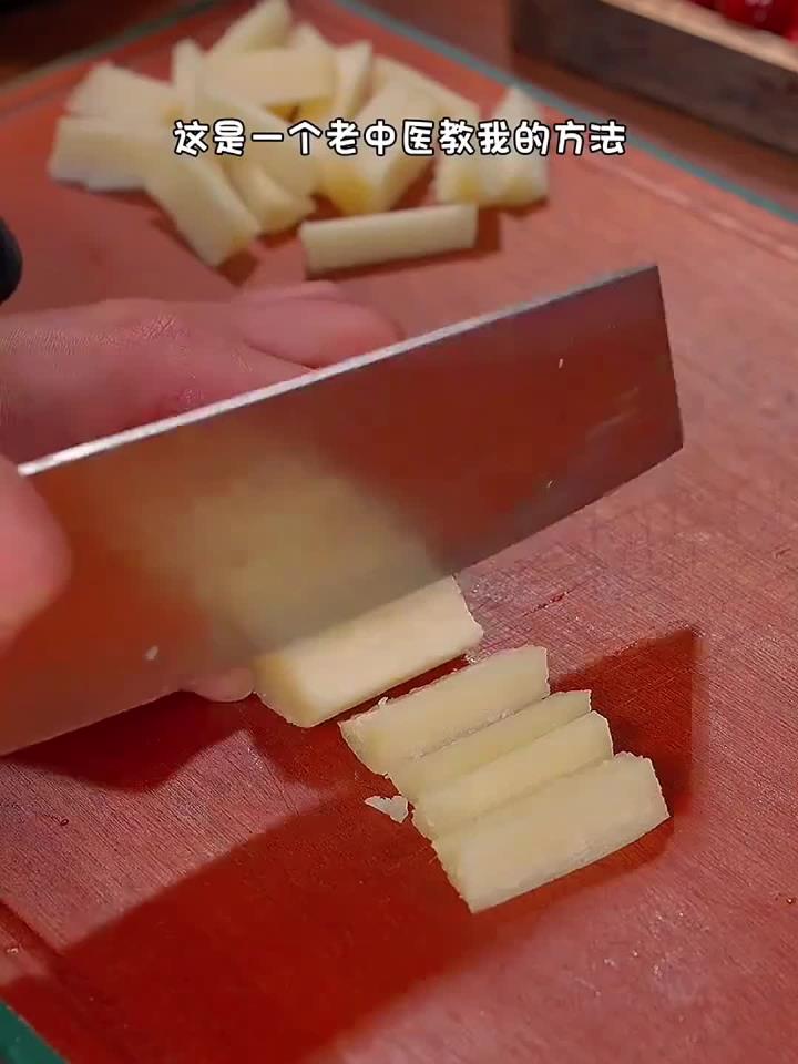 天气干燥可以多给家人安排这个甘蔗雪梨汤