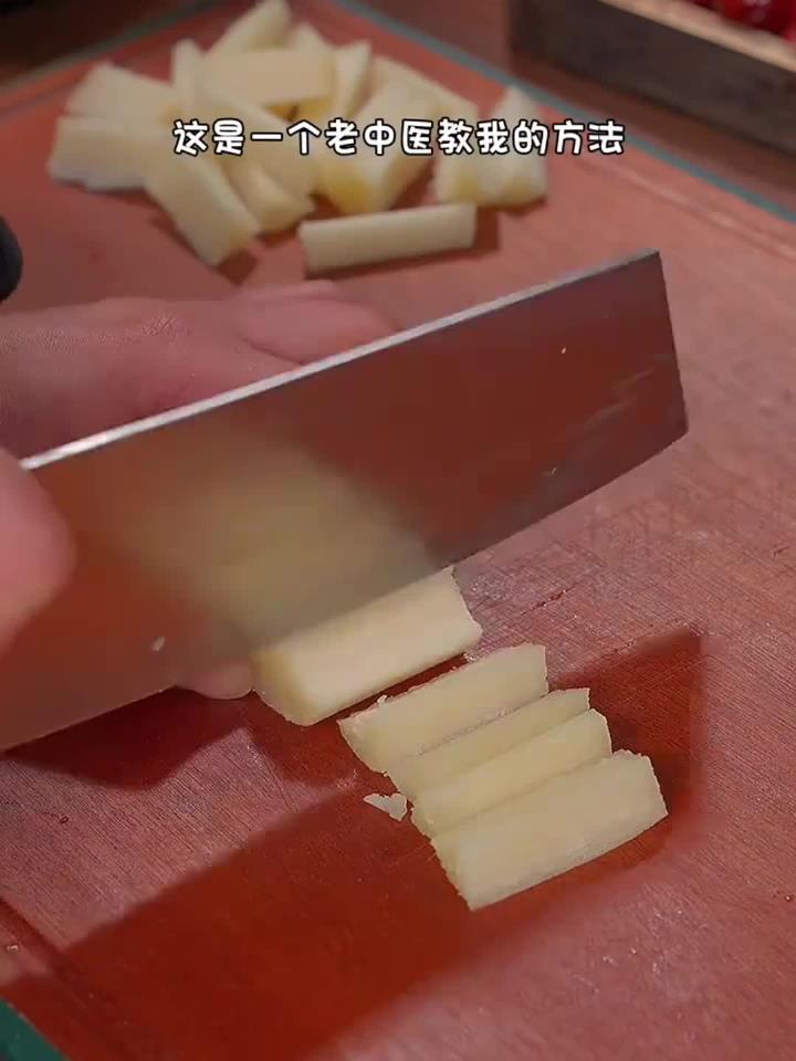 天气干燥可以多给家人安排这个甘蔗雪梨汤