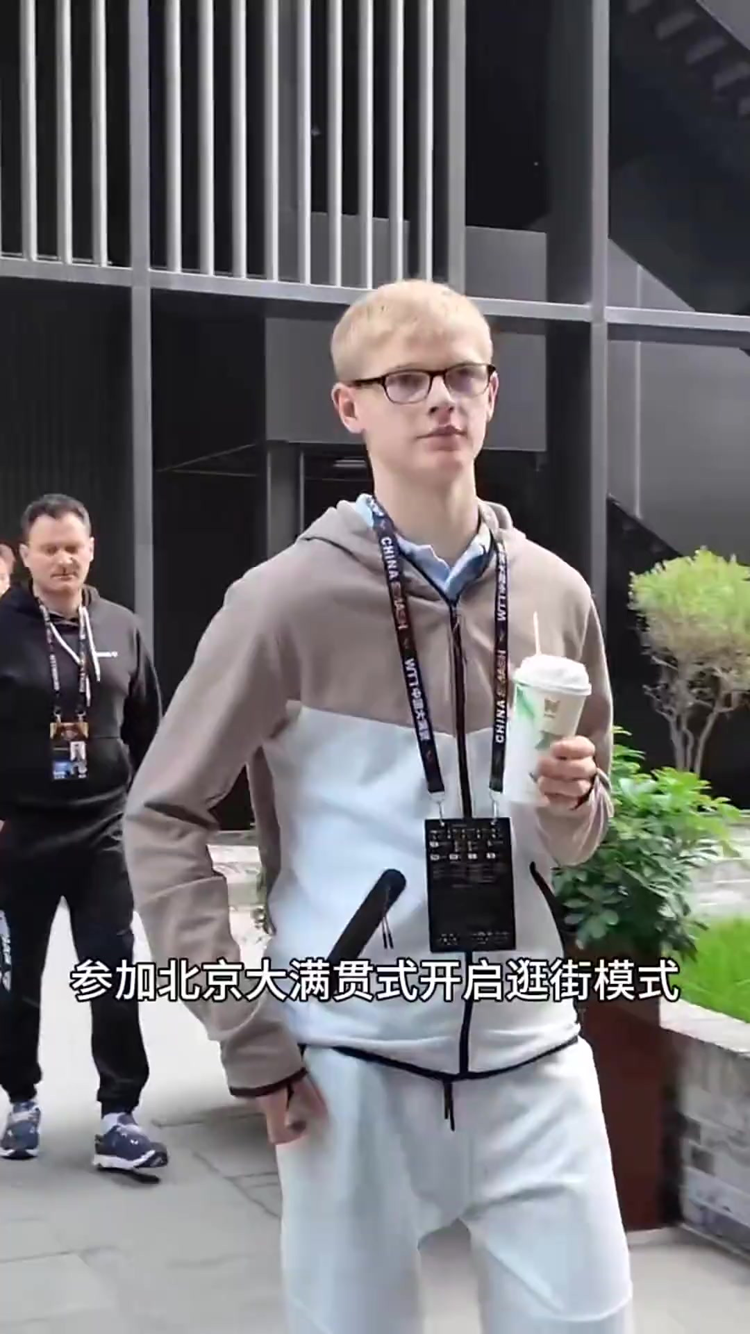 勒布伦北京大满贯逛街喝奶茶，看来是入乡随俗喝上了中国秋天的第一杯奶茶