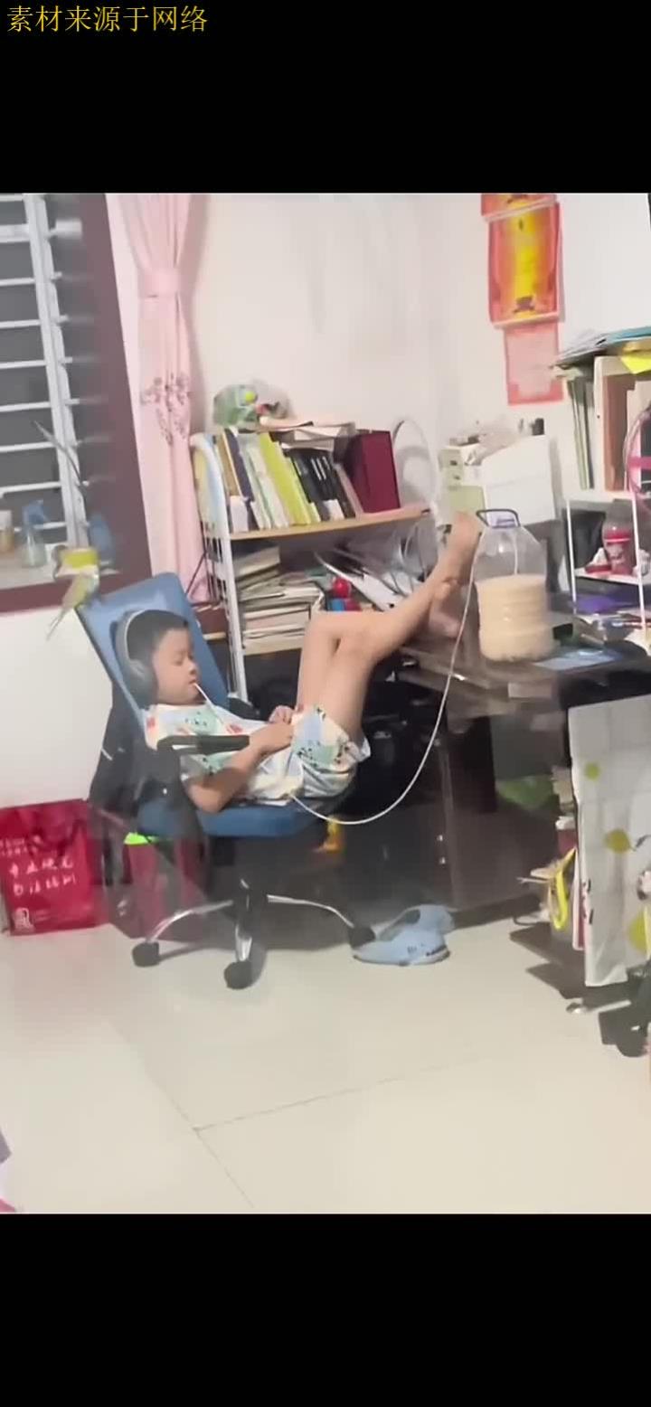 建议不要给小孩子喝奶茶,因为我小时候没喝过这么大桶的!奶茶自由也太快乐了!
