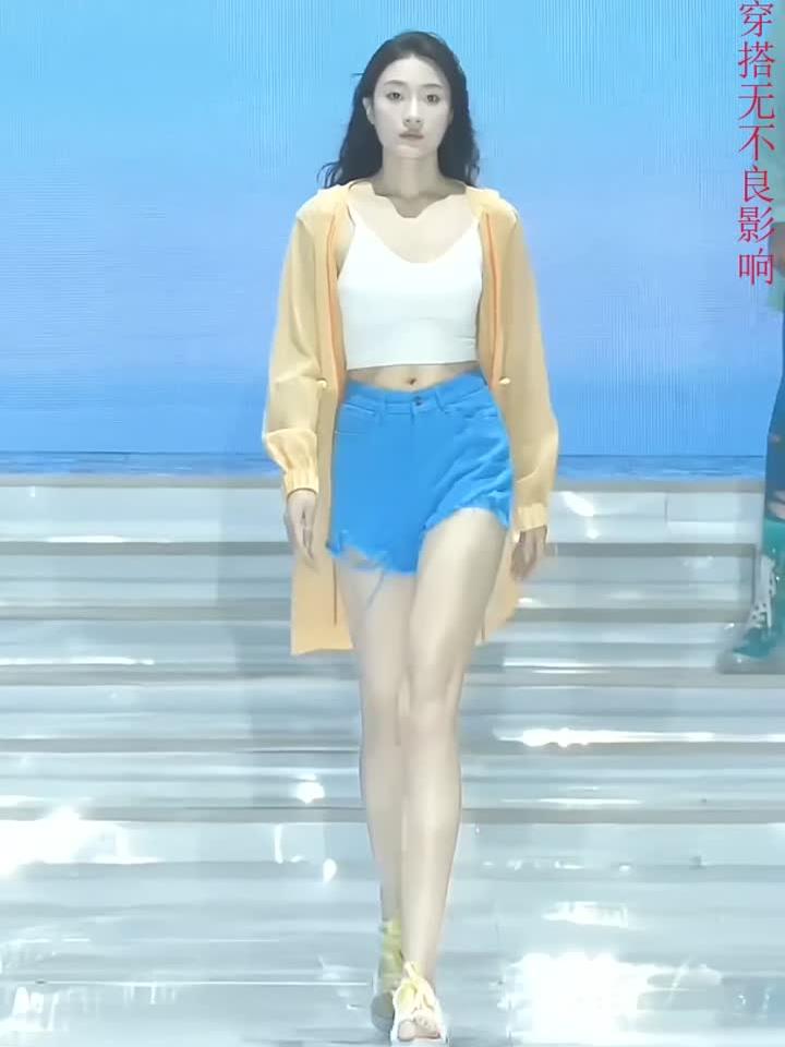 美女模特走秀再配上圣斗士的背景音乐,是不是很热血