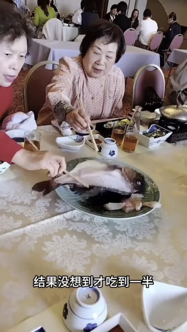 俩大妈夹盘子里的鱼,没想到鱼竟然还在蹦跶