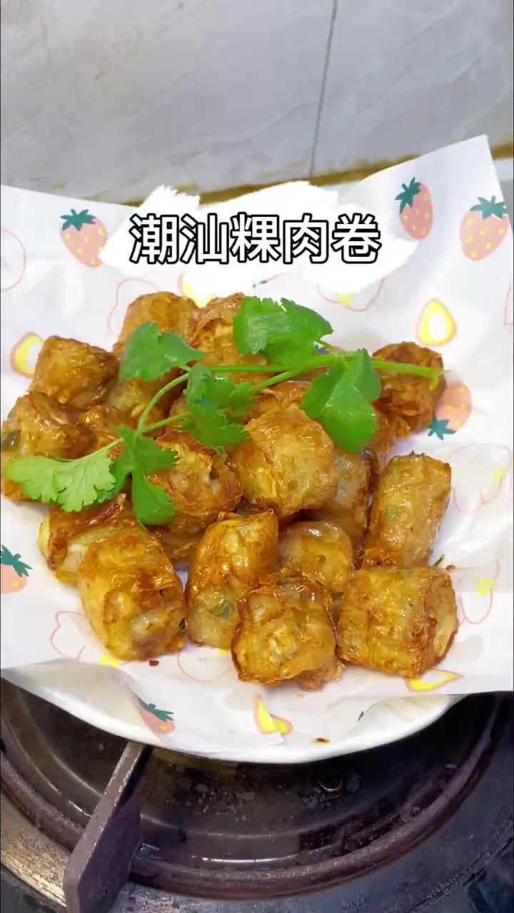 猪肉与腐皮结合，咬开咔嚓一声，猪肉的鲜嫩、马蹄的清甜、口感层