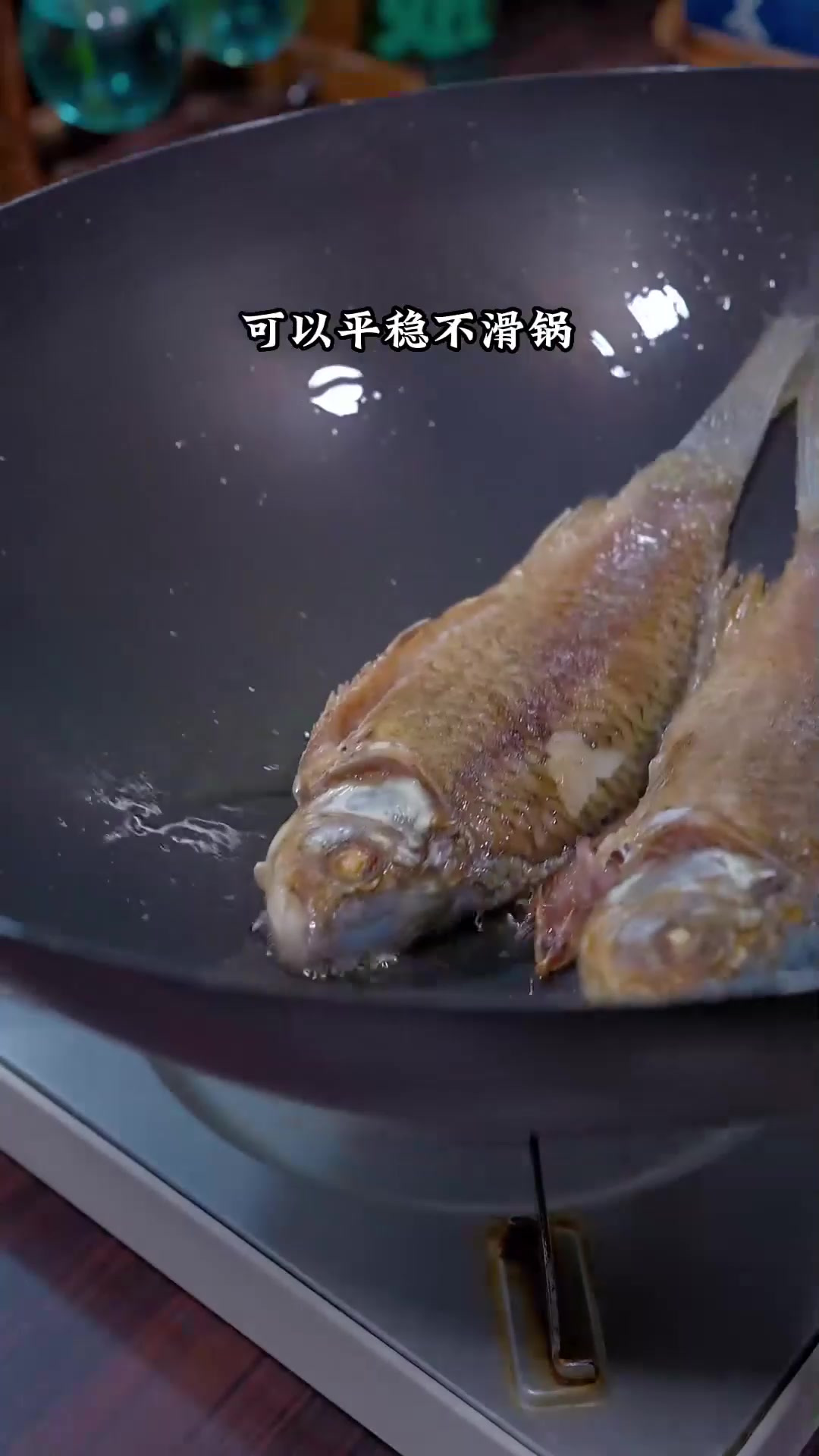 今天用我心爱的铁锅做一个鲫鱼鸡蛋汤,营养好喝,锅是怎么用怎么