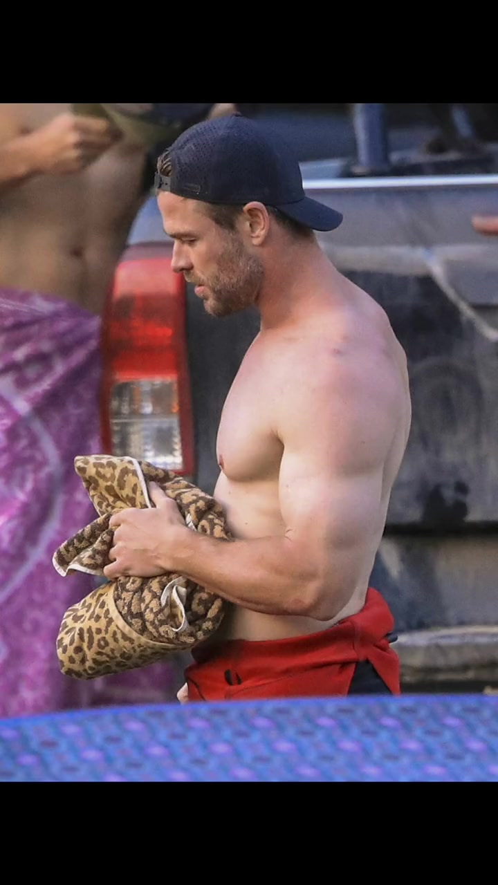 “锤哥”克里斯海姆斯沃斯海边大秀肌肉