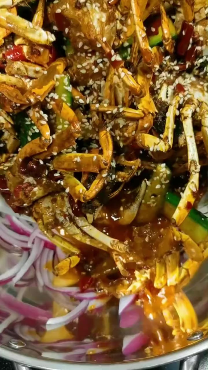 香辣蟹虽然好吃,但很多人看到餐馆的价格和份量就望而却步