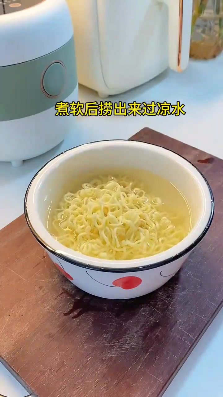 十分钟搞定营养早餐。有菜有蛋有肉的方便面炒面