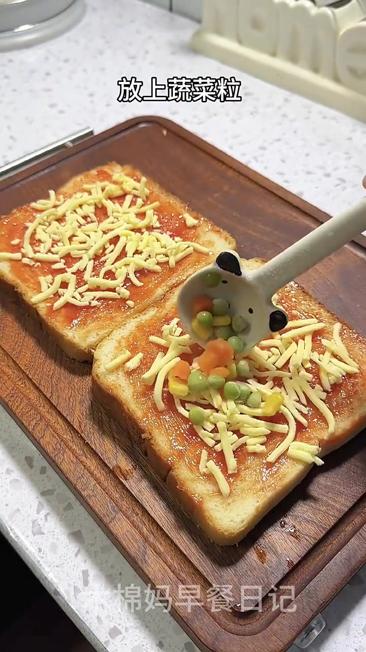 很喜欢用吐司做披萨,做法简单又好吃,两个孩子也喜欢