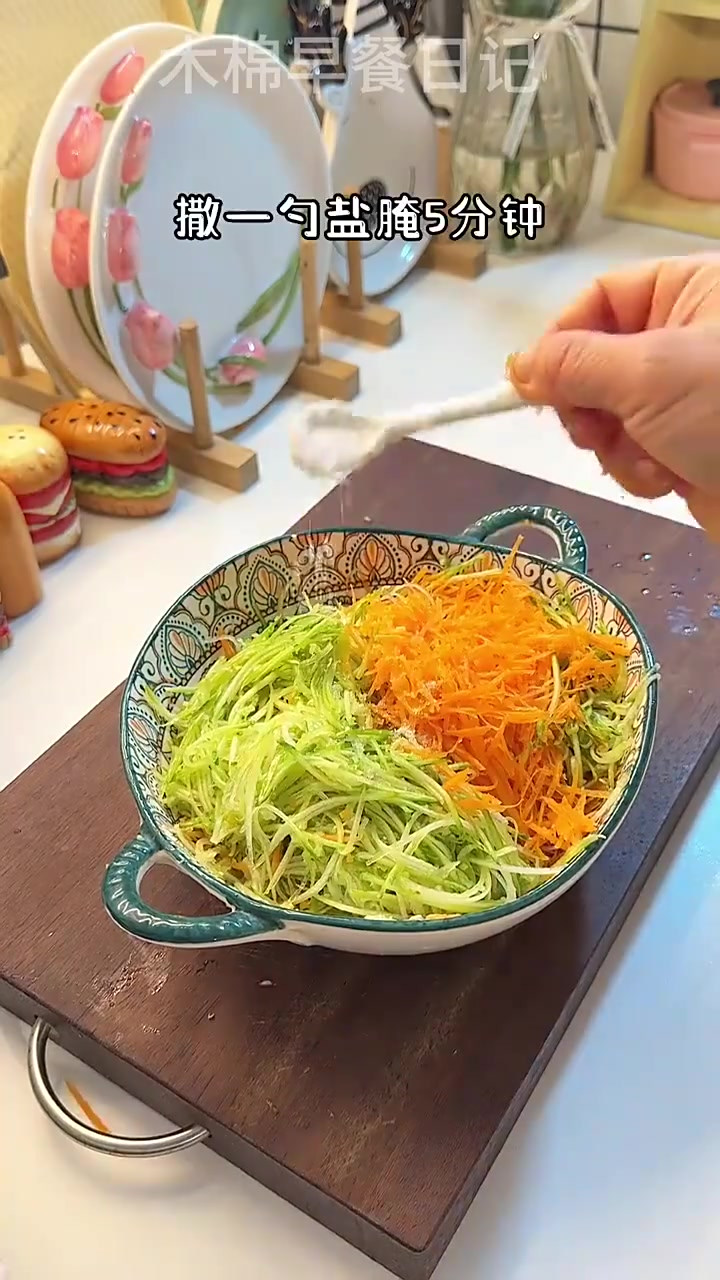 做了这么多,小哥说没吃饱虾仁蔬菜饼南瓜粥