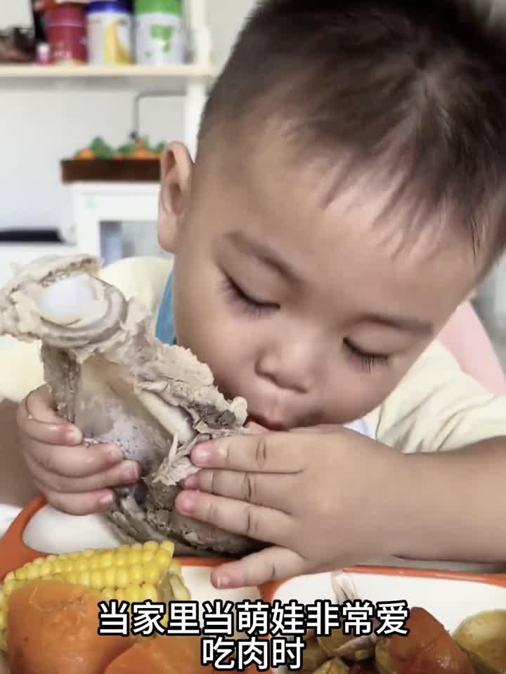 看着萌娃大口吃肉的样子 也太可爱了