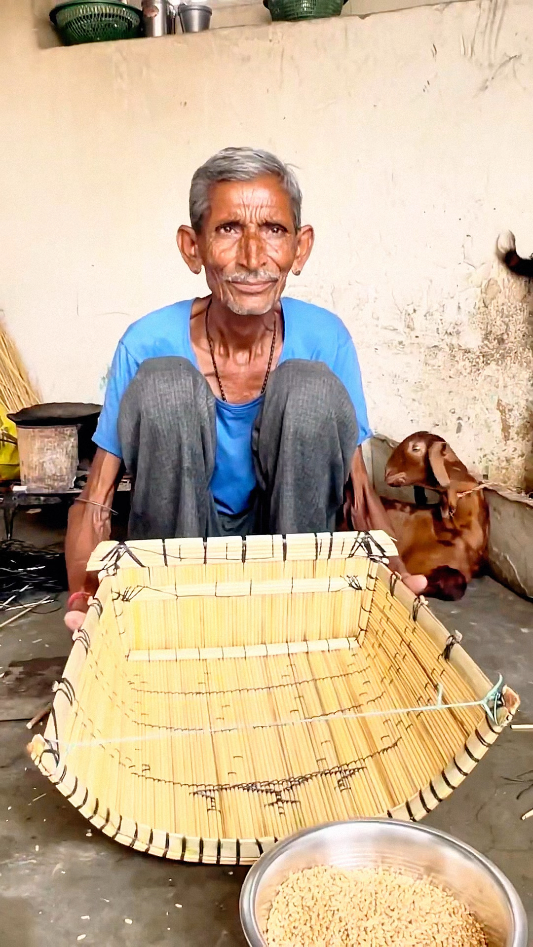 老人用高粱秆编织工艺品,手艺太好了