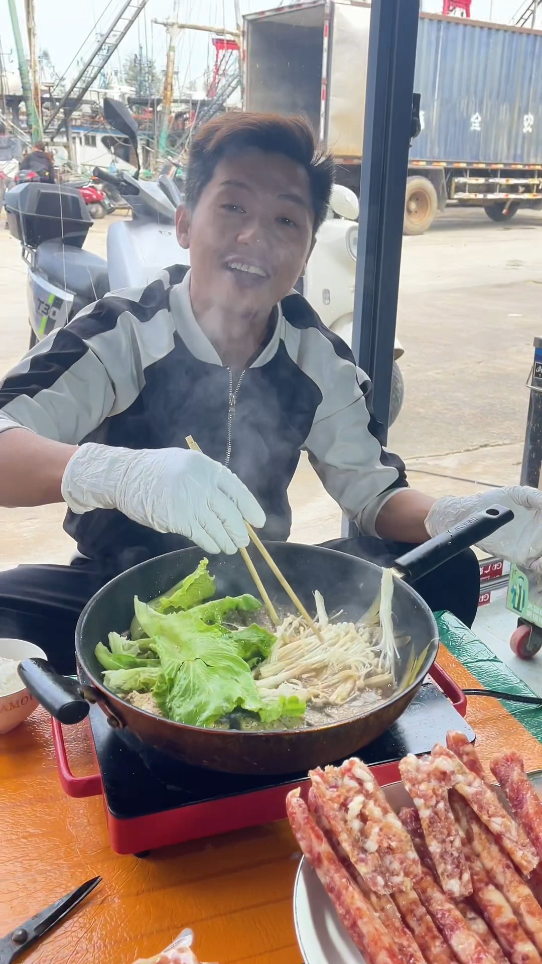 二哥一边直播一边煮鱼，这海边生活真爽#太好吃了 #美食