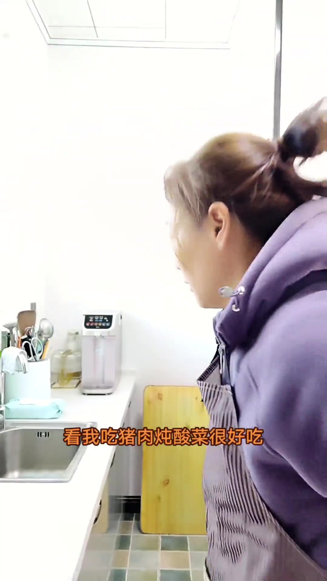 家常做法，猪肉大骨头炖酸菜