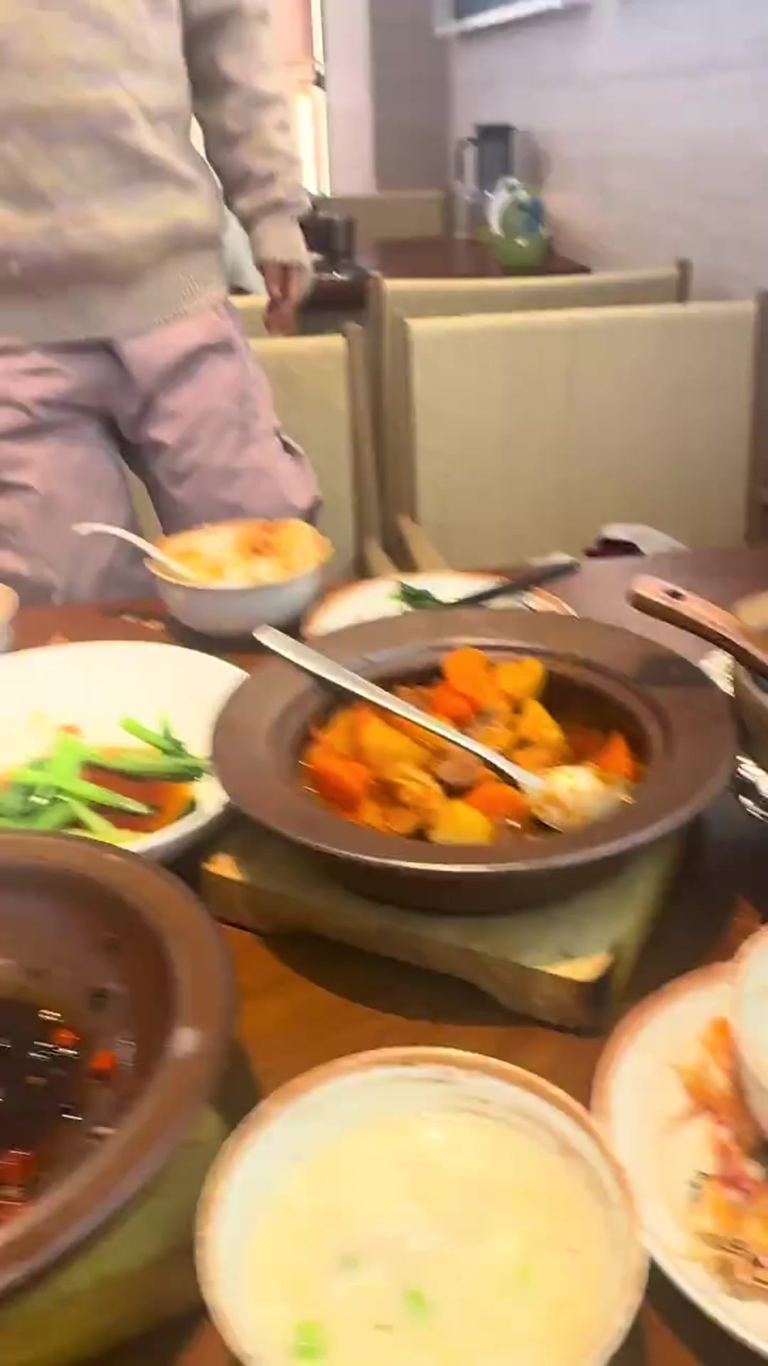 吃得开心，吃的舒坦。今天这顿饭吃的很舒心。喜欢的一家店