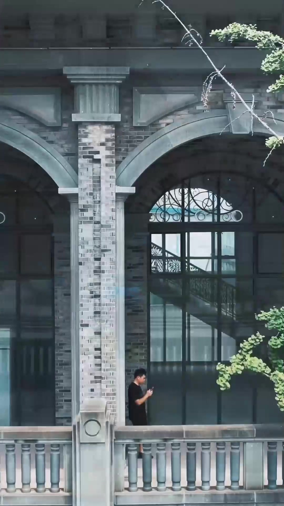 端午旅游,重庆超小众拍照地 地铁直达哥特风建筑微电园钟楼广场