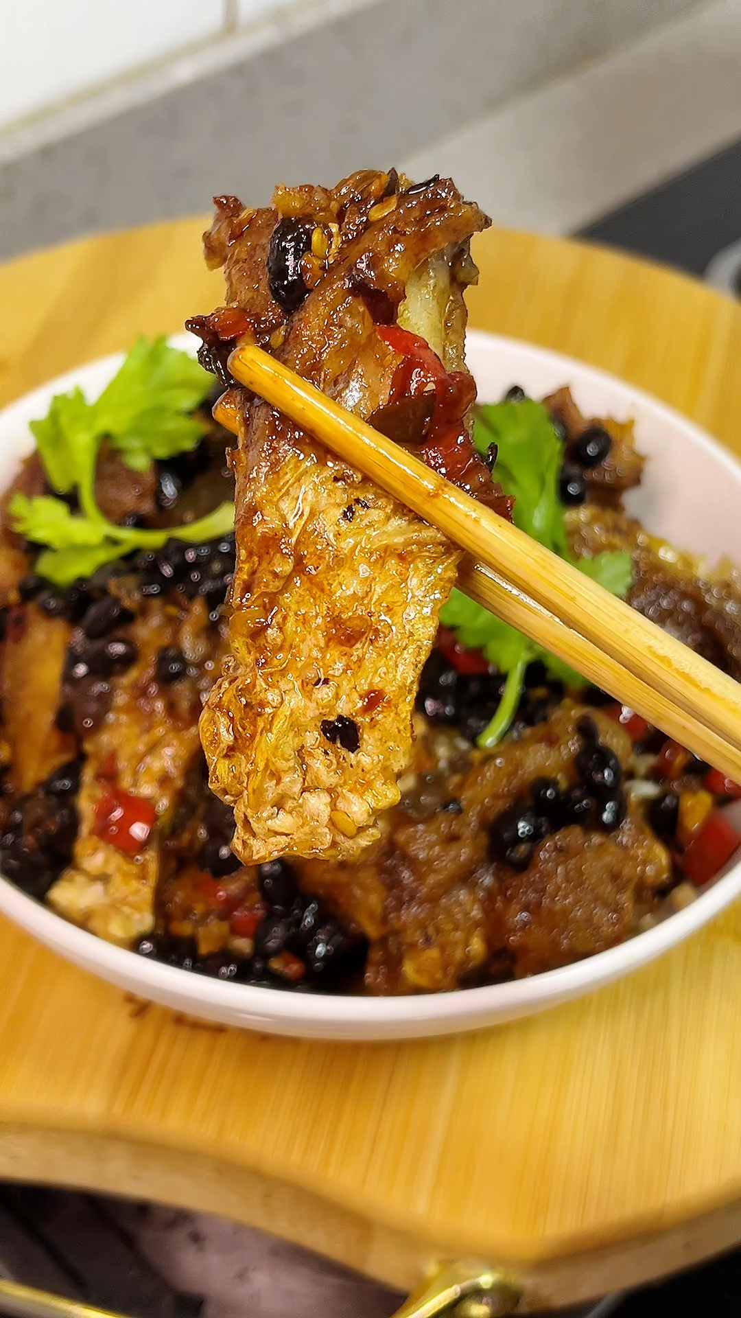 把草鱼放高压锅里,外香里嫩,豆豉浓郁,比买的鱼罐头还好吃