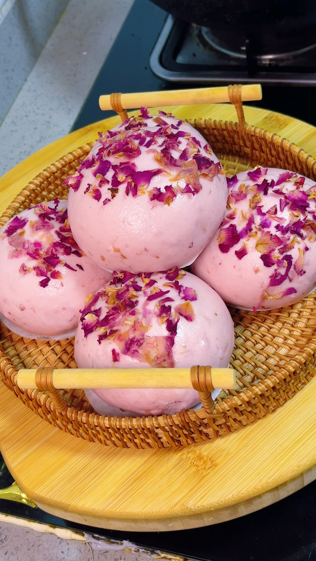 玫瑰酒酿馒头养颜补气血，粉粉嫩嫩的，好看又好吃