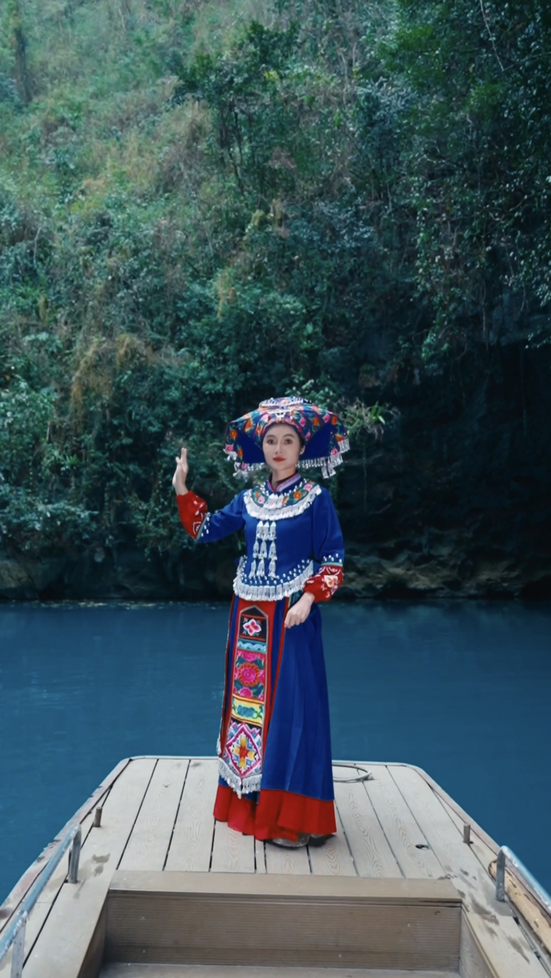 一半人间烟火,一半诗画梦境!三月三做一套民族服饰,游一趟广西山水