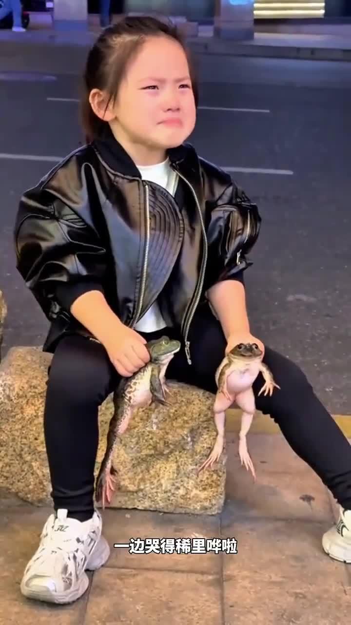 小女孩与牛蛙的奇妙宠物情缘