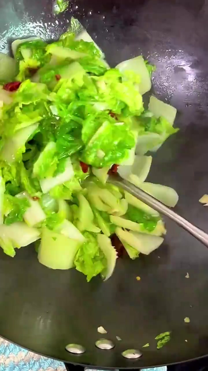 厨师长教你:“炝炒大白菜”的家常做法,糊辣咸鲜,回味略带酸甜