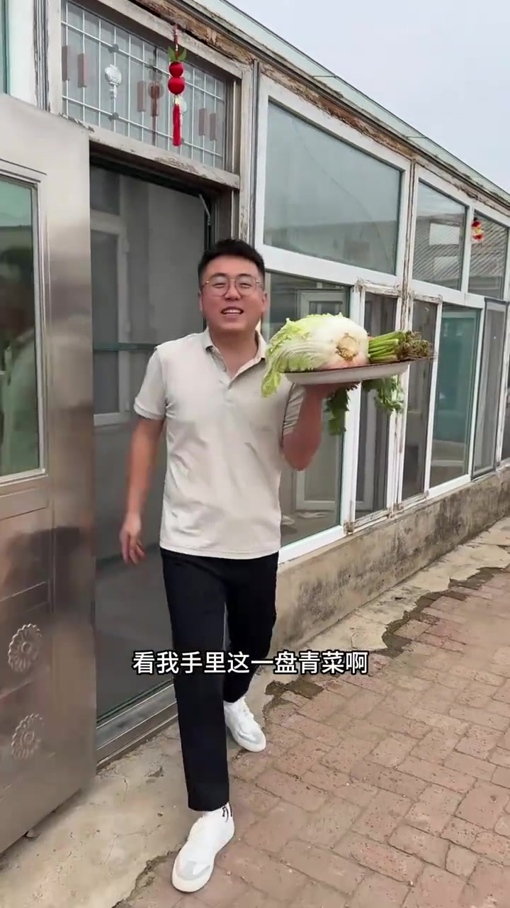 老妈给腌制小时候爱吃的碎咸菜，到底多鲜亮