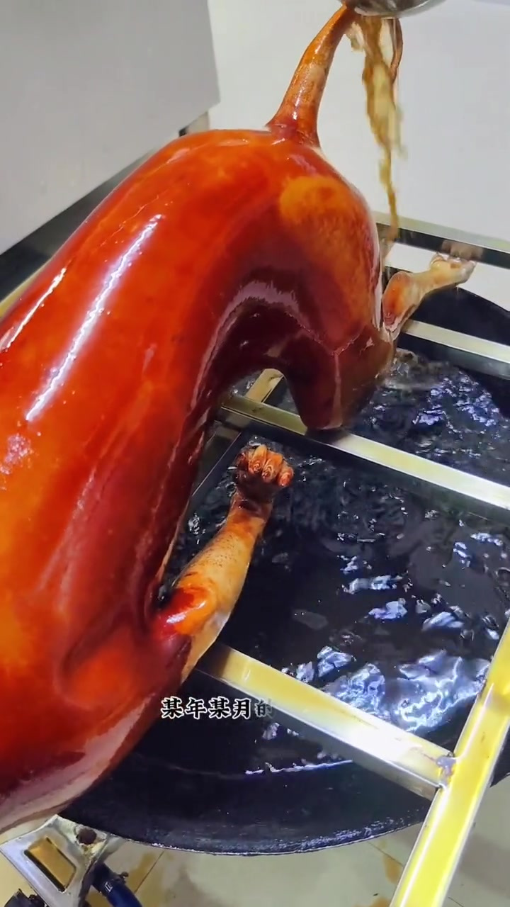 脆皮狗肉油淋制作,颜色红亮表皮酥脆 美食制作分享 地方特色美