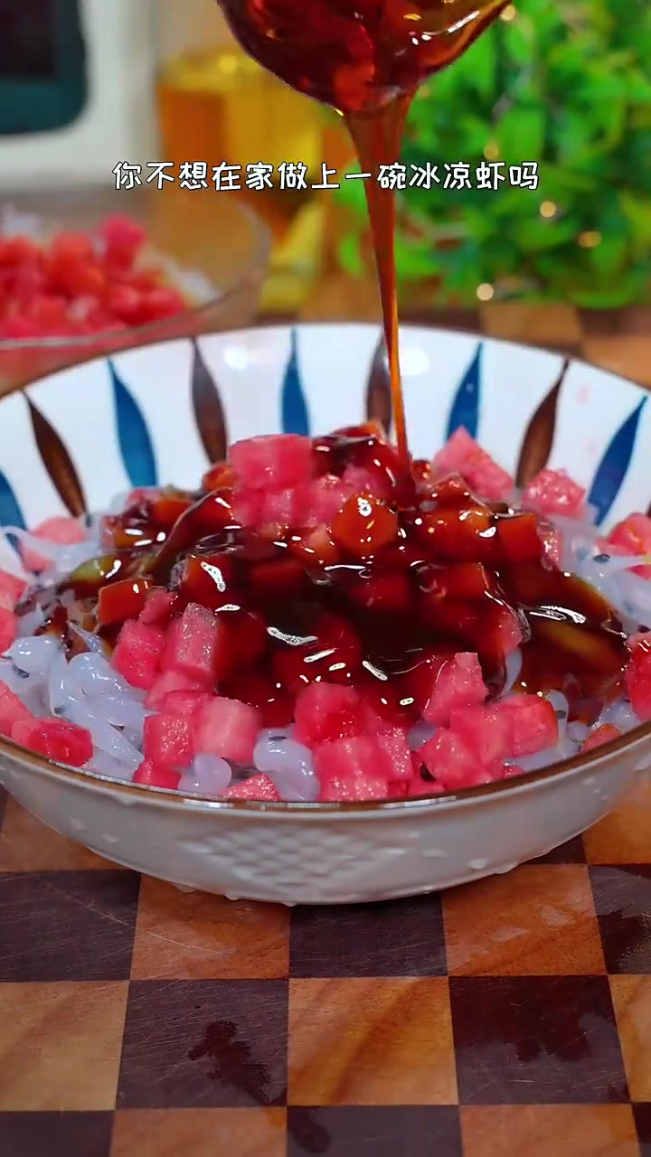 你不想来上一碗这样的冰凉虾吗，做法简单，冰冰凉