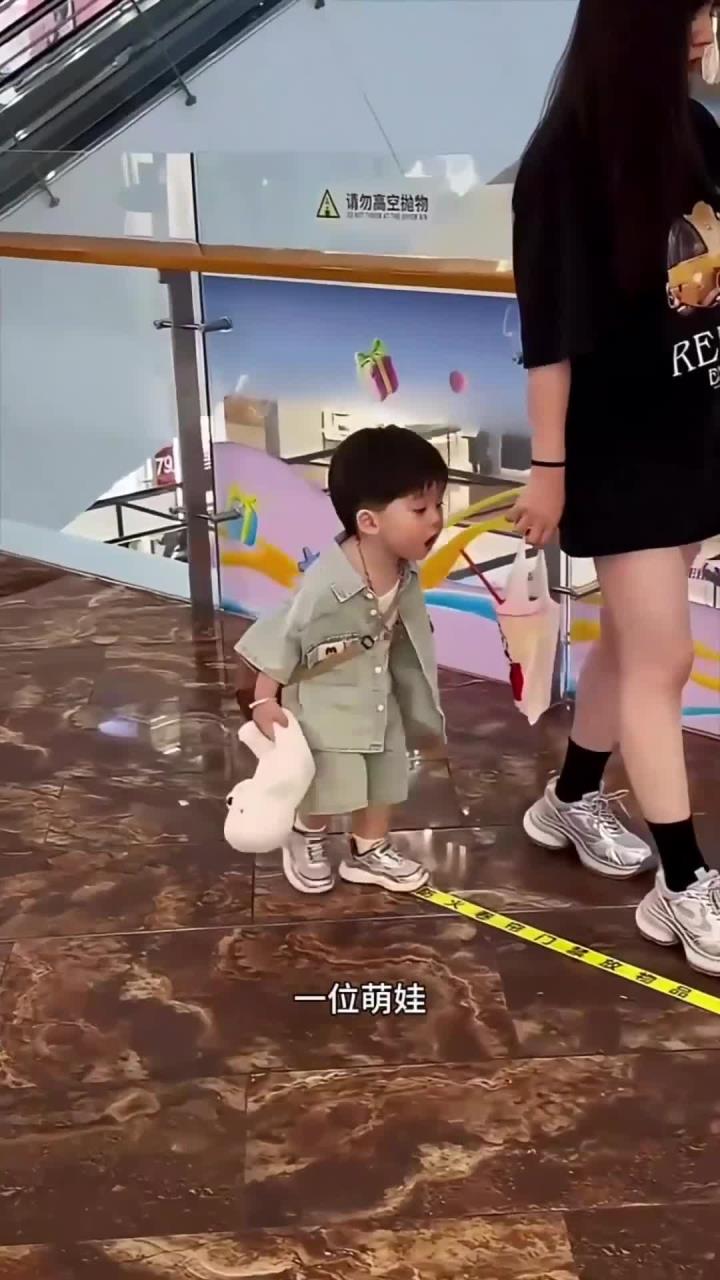 萌娃喝奶茶