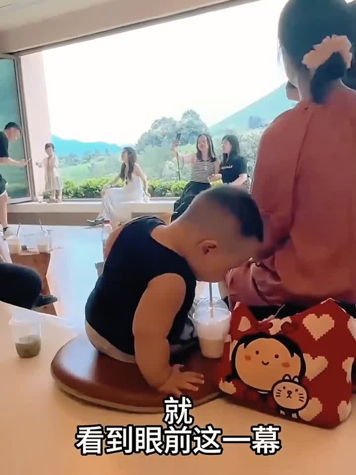 萌娃偷喝奶茶,演技炸裂仿佛在表演可爱小戏!