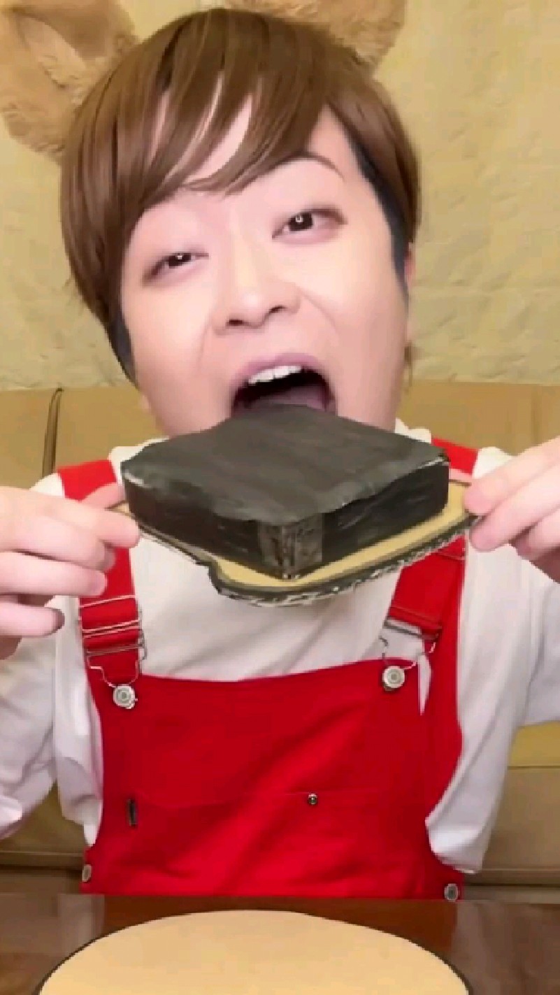 男子洗手吃巧克力面包片,但又没洗手