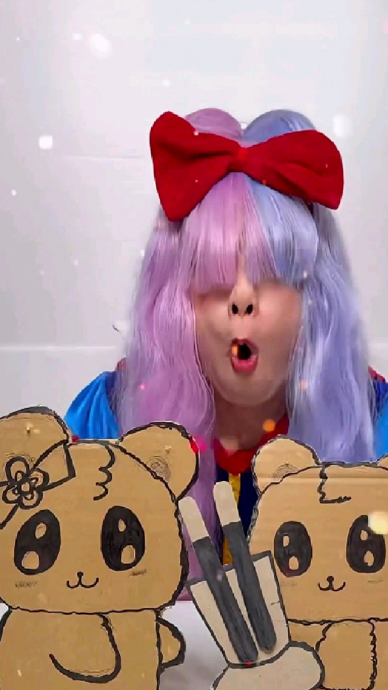 男子吃了小熊的巧克力棒，小熊气坏了