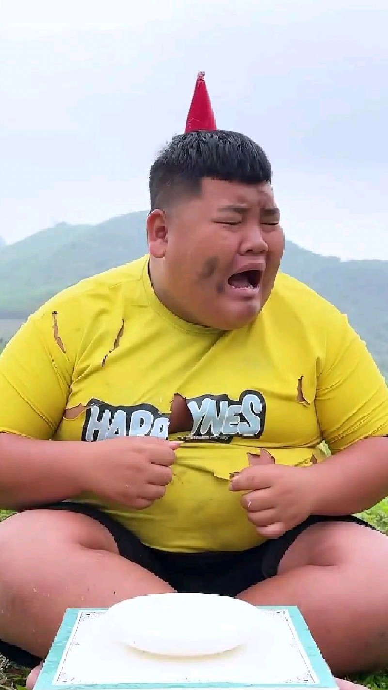 乞丐男孩的生日蛋糕被抢了