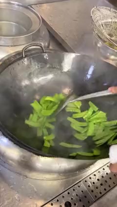 做个清香爽口的家常菜，喜欢的给我点个赞【荷兰豆芹菜炒腊味】