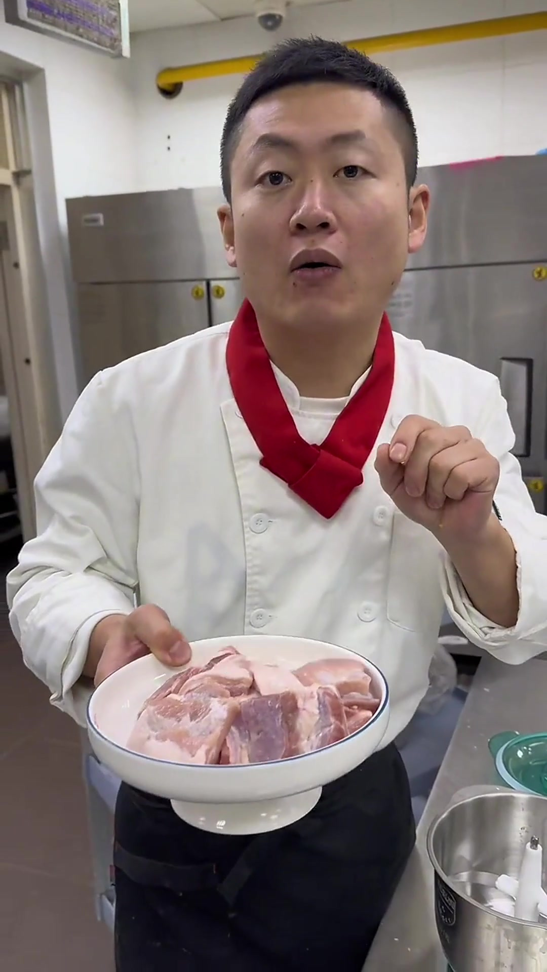 猪肉酸菜饺子的调馅,十个人九个人在家调不好