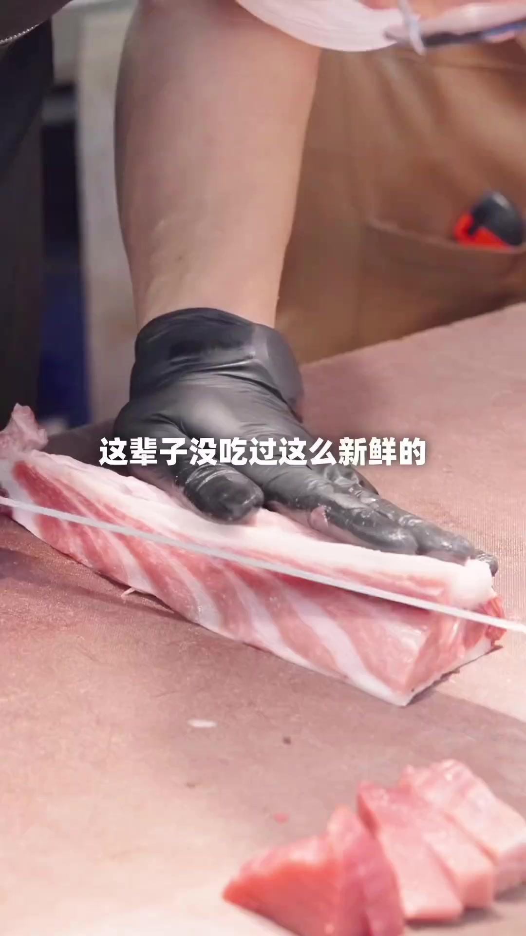 几十块一碗的鱼生饭居然还有开鱼秀看？！话说我看上了那堆巨大的边角料。。
