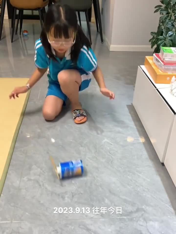 自制小玩具:线轴小车 薯片罐做的玩具小车 一起来做一个吧