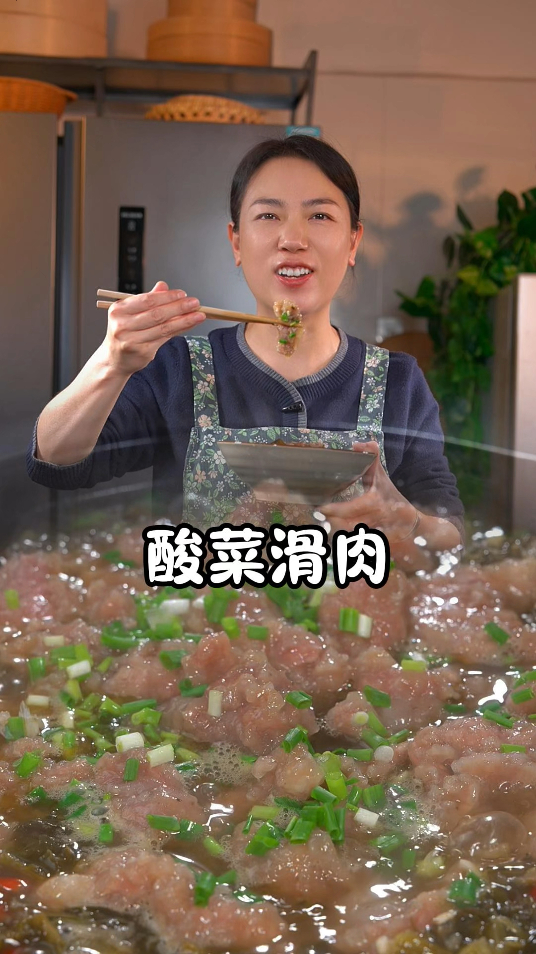 吃什么都没胃口，那就来一碗热热呼呼的酸菜滑肉汤，酸爽开味、汤汁泡饭还可以干两碗