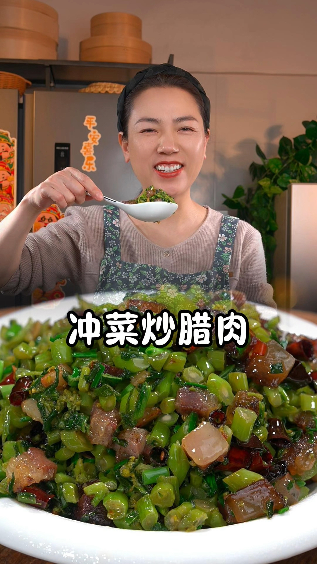 青菜苔不止拿来做酸菜和煮起吃,像我这样拿点腊肉一炒,非常的下饭开胃