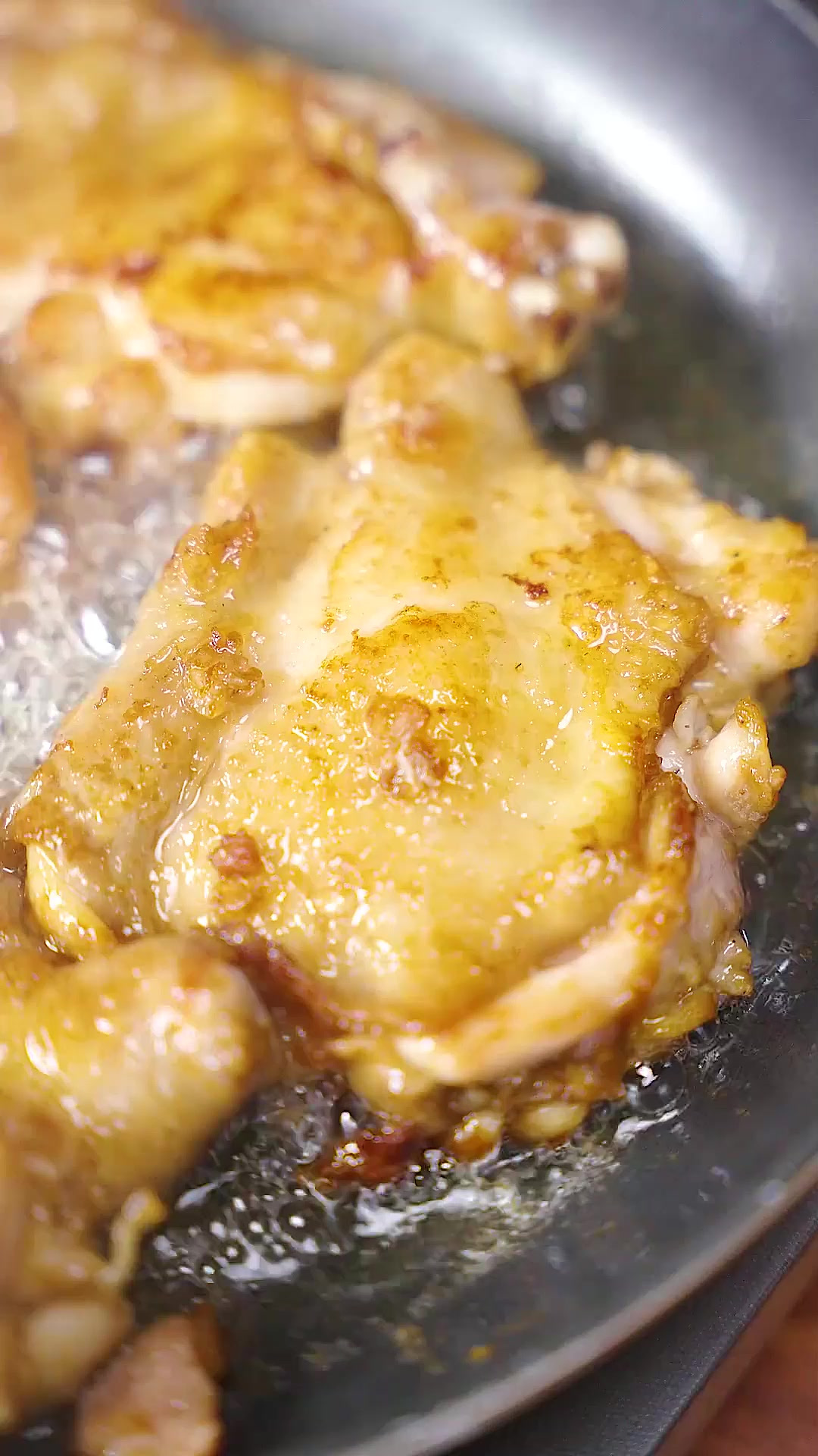 只需要简单的鸡腿就能做出鲜嫩多汁的葱香鸡扒!满满的葱香味,大