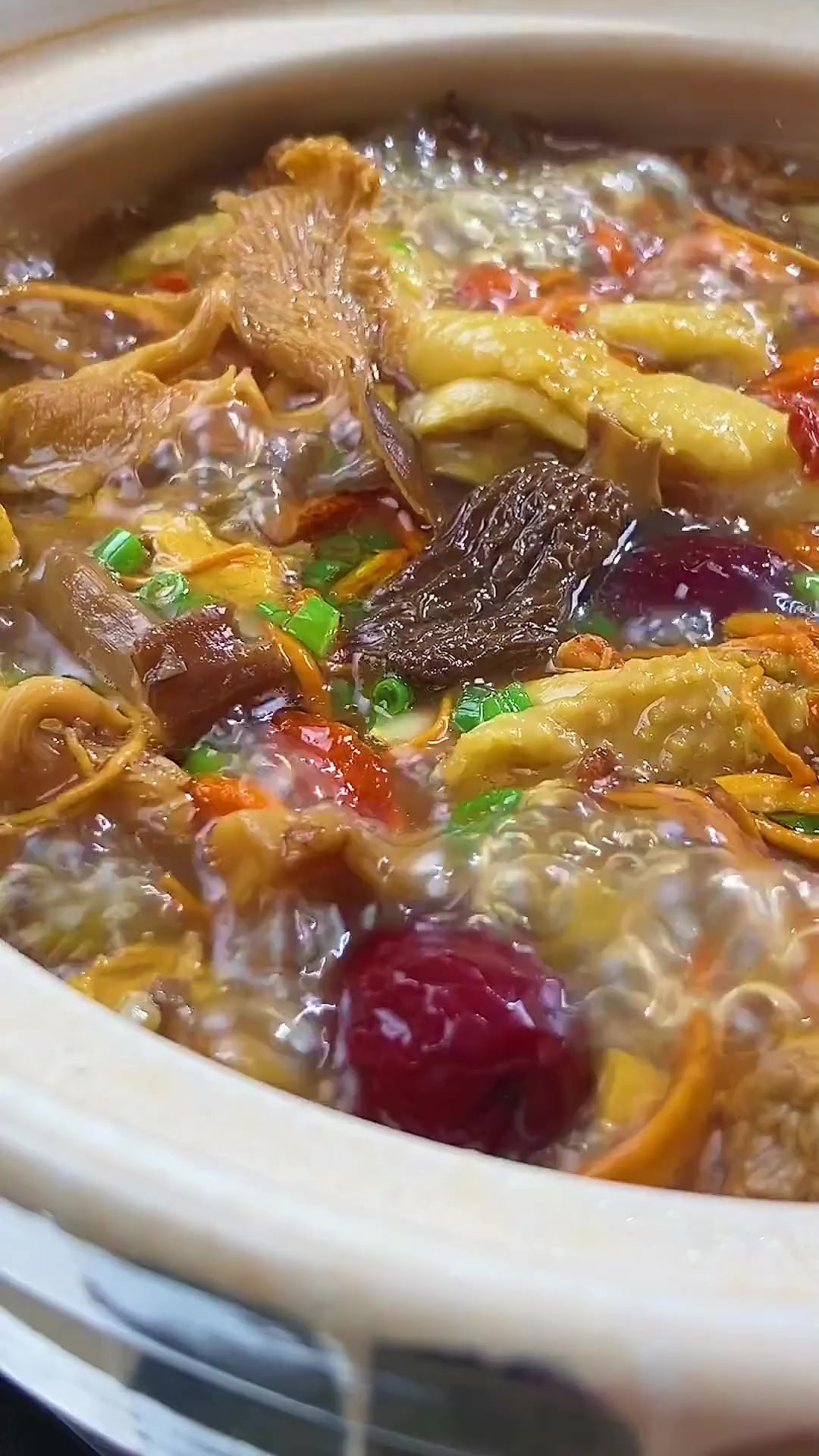 秋季到了，家里有老婆的，一定要学会这个松茸菌菇鸡汤，小脸红扑